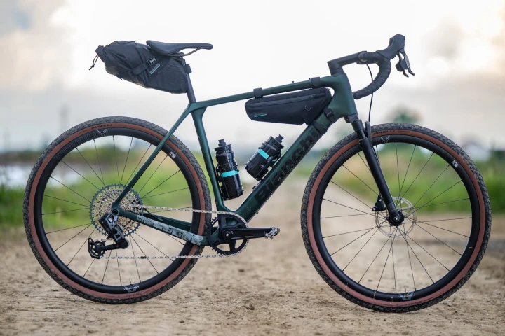 Rower gravelowy Bianchi Arcadex Pro 2024, Dark Forest, Apex:GX eTap AXS 1x121.jpg
