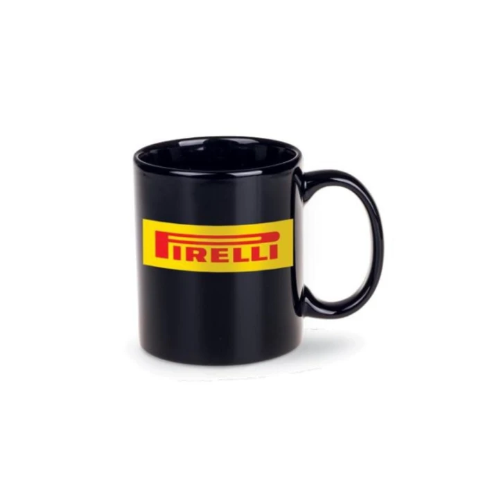 czarny kubek z logo pirelli