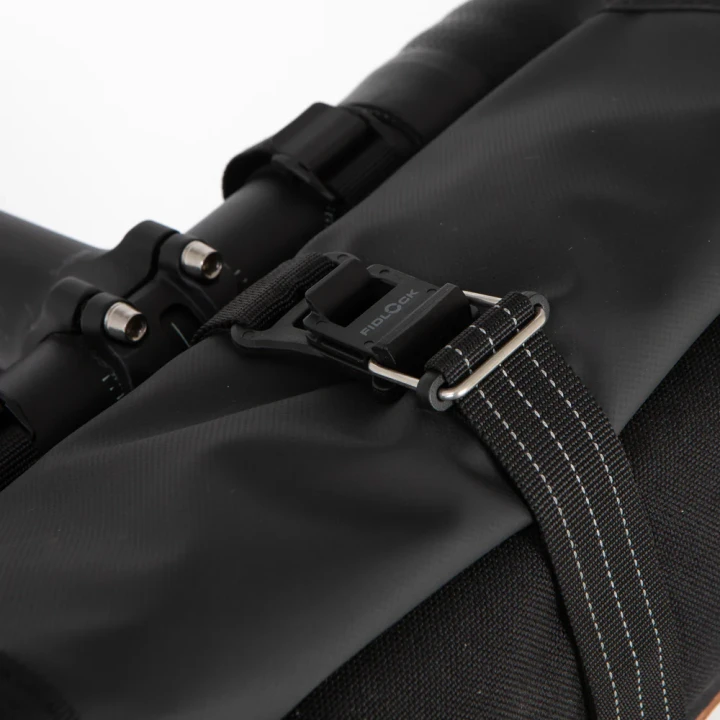 Torba na kierownice:ramię Restrap Rolltop Canister Bag, czarna_4.webp