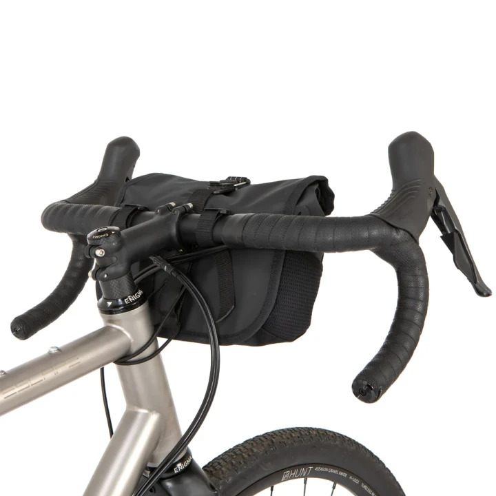 Torba na kierownice:ramię Restrap Rolltop Canister Bag, czarna_7.webp
