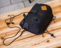 Torba na kierownice:ramię Restrap Rolltop Canister Bag, czarna_na ławce