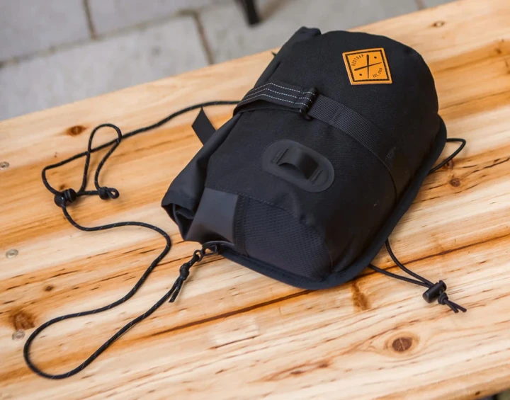 Torba na kierownice:ramię Restrap Rolltop Canister Bag, czarna_na ławce