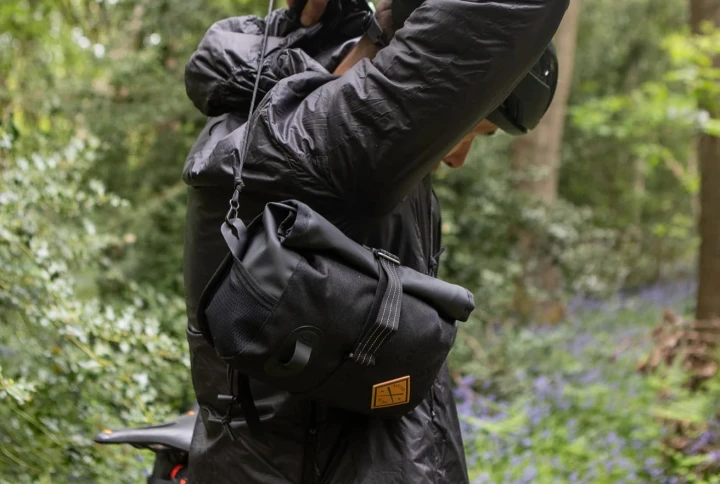 Torba na kierownice:ramię Restrap Rolltop Canister Bag, czarna_na pasku