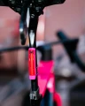 Tylna lampka rowerowa:do biegania Knog x EF Plus Ltd. Collection_5.webp