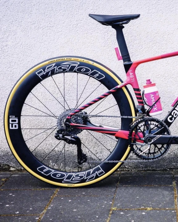 Tylna lampka rowerowa:do biegania Knog x EF Plus Ltd. Collection_4.jpg