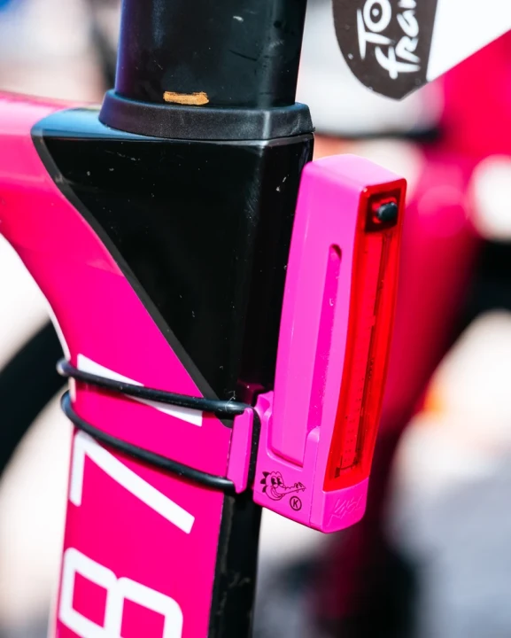 Tylna lampka rowerowa:do biegania Knog x EF Plus Ltd. Collection_3.webp