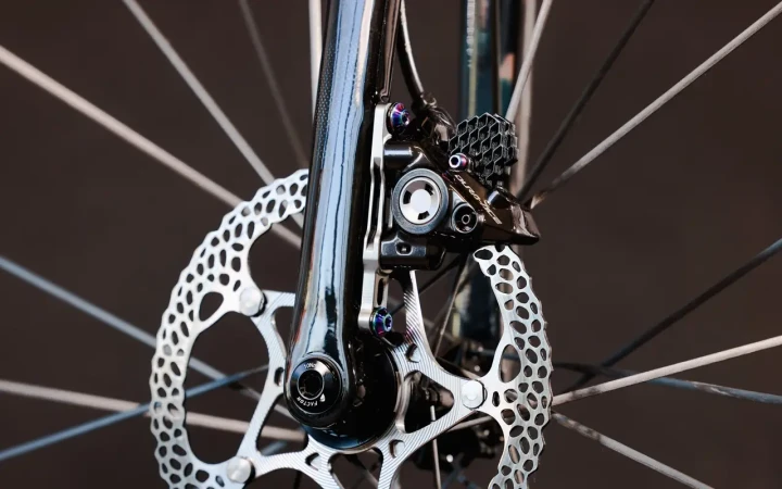 Adapter przedniego hamulca Absoluteblack Flat-Mount Shimano Tytan
