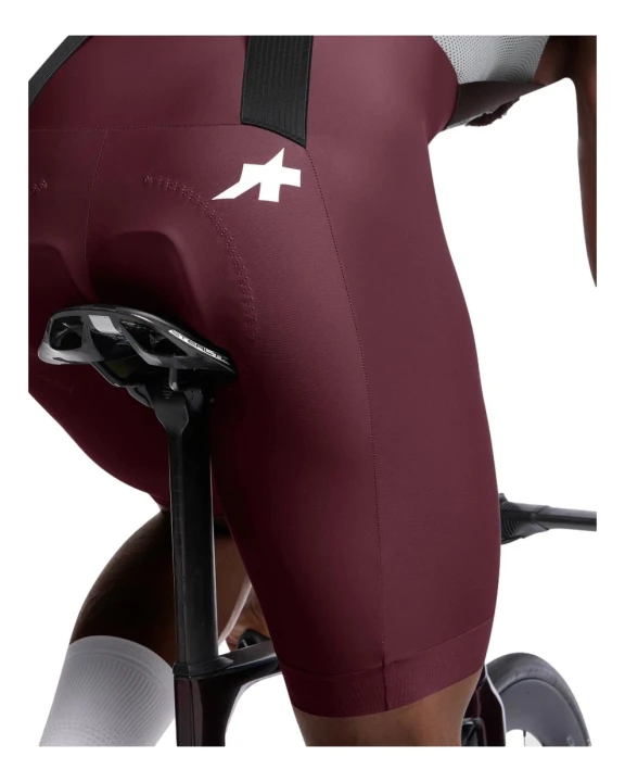 Spodenki kolarskie Assos MILLE GT S11 Bib Shorts Burgundy Red_3.jpeg