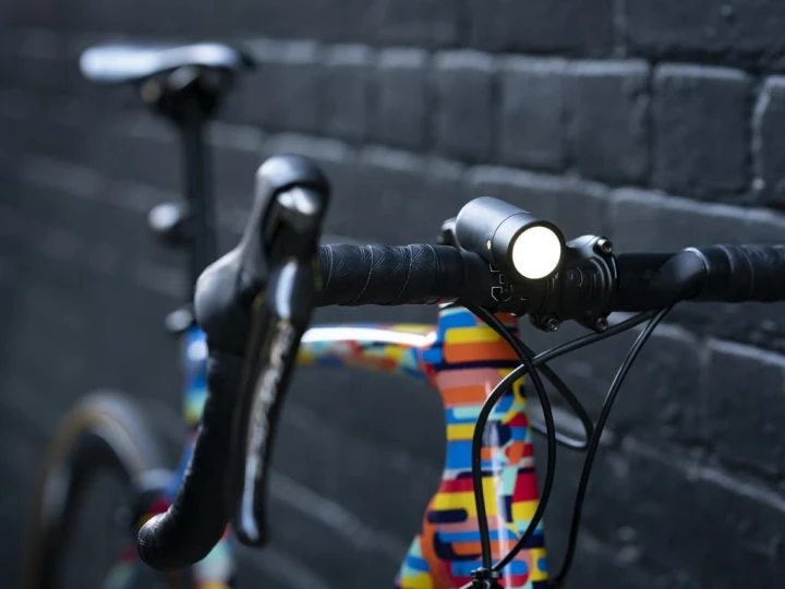 Przednia lampka rowerowa Knog Plug